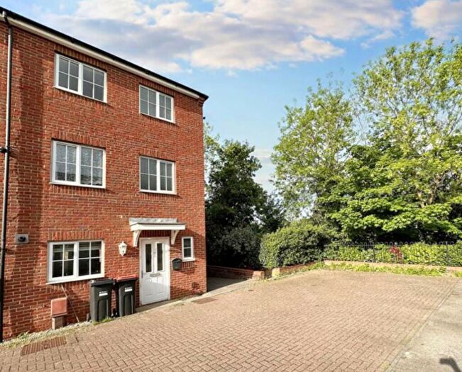 4 Bedroom End Of Terrace House To Rent In Downing Close, Bletchley, MK3