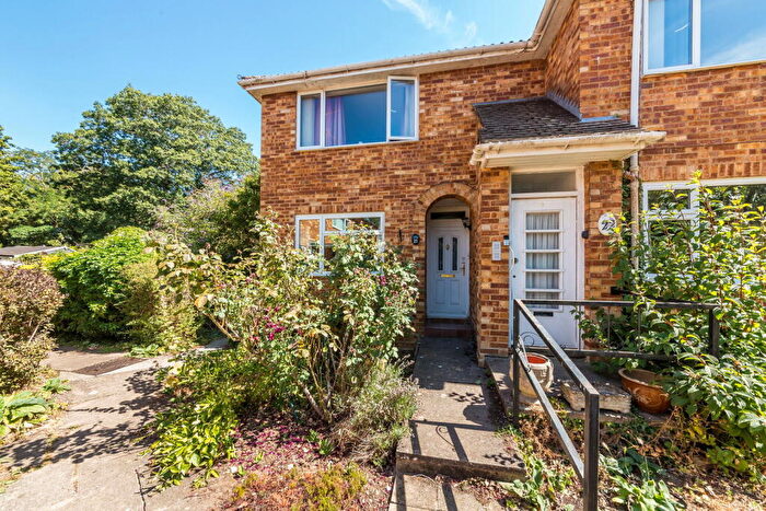 2 Bedroom Flat For Sale In Westbeech Court, Banbury, OX16
