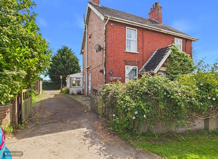 3 Bedroom Semi-Detached House For Sale In Farlesthorpe Road, Alford, LN13