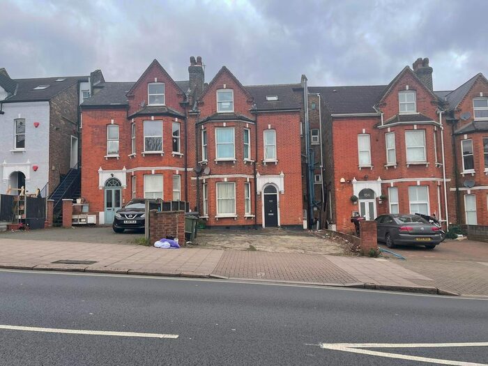 3 Bedroom Flat To Rent In Knights Hill, London, SE27