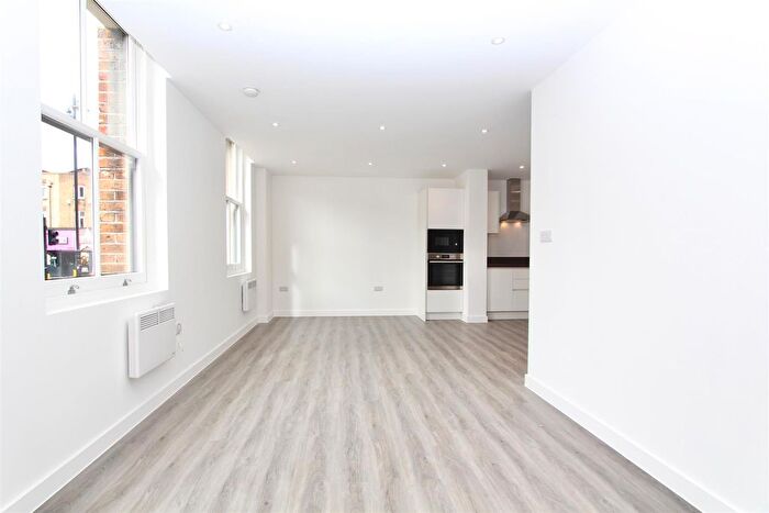 2 Bedroom Flat To Rent In Brooke Road, N16