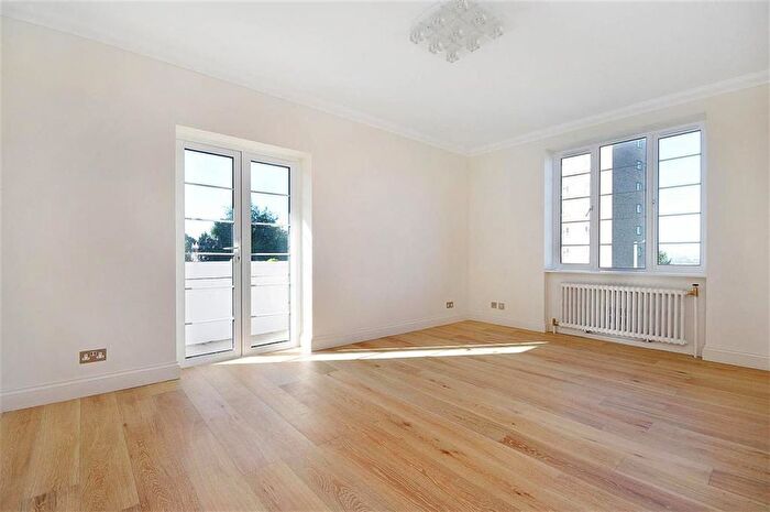 3 Bedroom Flat To Rent In Heathway Court, Finchley Road, London, NW3