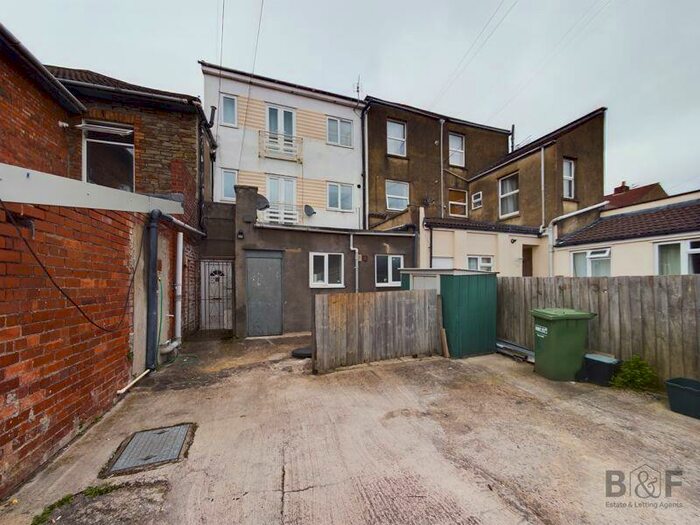 2 Bedroom Flat To Rent In High Street Staple Hill, BS16