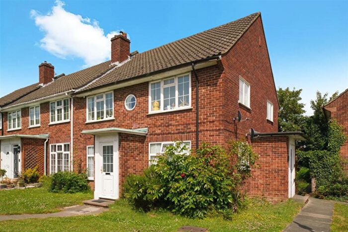 2 Bedroom Maisonette For Sale In Elms Lane, Wembley, HA0