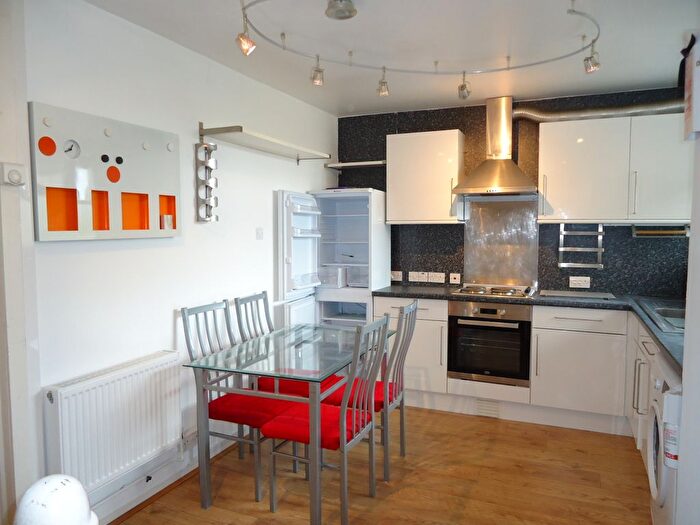 3 Bedroom Flat To Rent In Westbridge Road, London, SW11