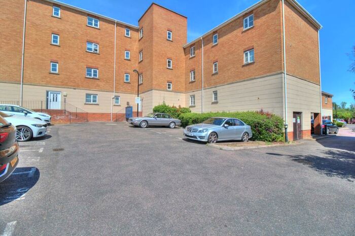 2 Bedroom Flat For Sale In Ambleside, Purfleet-on-thames, RM19