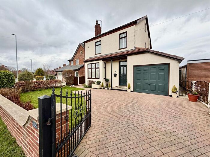 4 Bedroom Detached House For Sale In Leeds Road, Kippax, Leeds, LS25