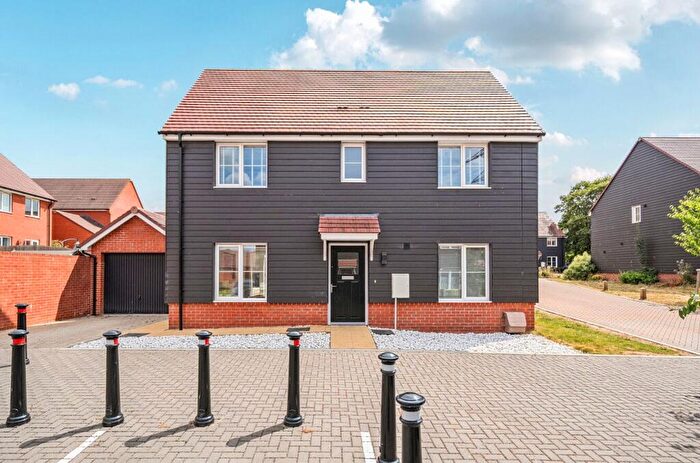 3 Bedroom Detached House For Sale In Weave Crescent, Andover, SP11