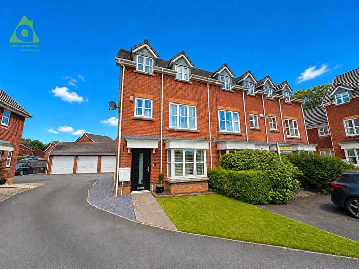 3 Bedroom Mews For Sale In Hadleigh Green, Lostock, BL6