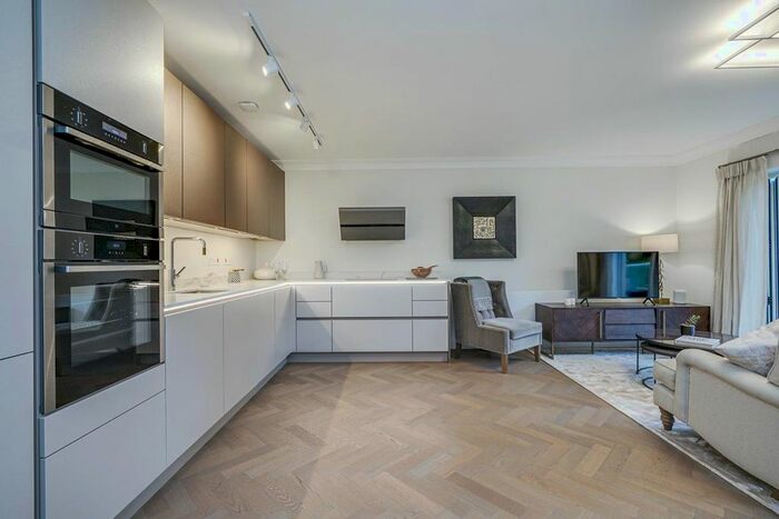 2 Bedroom Flat To Rent In Claremont Lane, Esher KT10