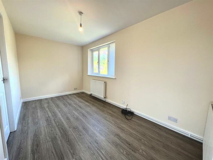 1 Bedroom Flat To Rent In Millersdale Court, Glossop, SK13
