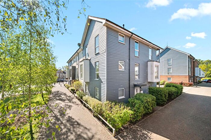 2 Bedroom Flat For Sale In Howden Drive, Addlestone, Surrey, KT15