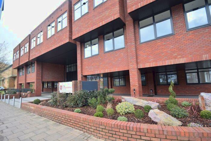 Flat To Rent In Park Street West, Luton, LU1