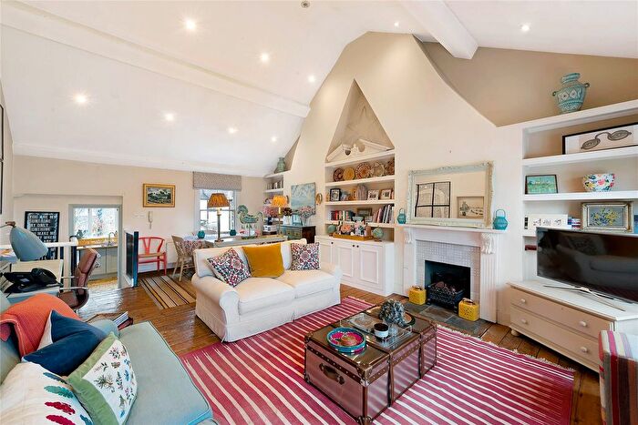 2 Bedroom Flat To Rent In Inworth Street, London, SW11