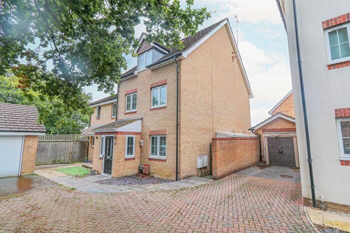 3 Bedroom Semi-Detached House For Sale In Kingsley Way, Fareham, PO15