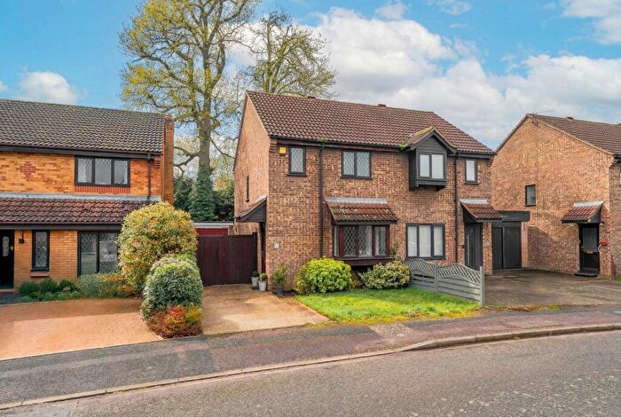 3 Bedroom Semi Detached House For Sale In Manor Grove, St Neots, PE19