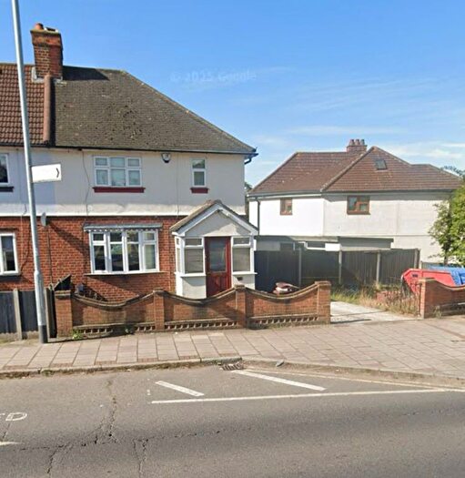 5 Bedroom Semi Detached House To Rent In Rainham Road North, Dagenham, RM10