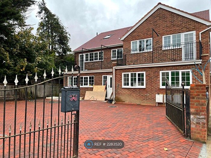 3 Bedroom Flat To Rent In Bullsmoor Lane, Enfield, EN3