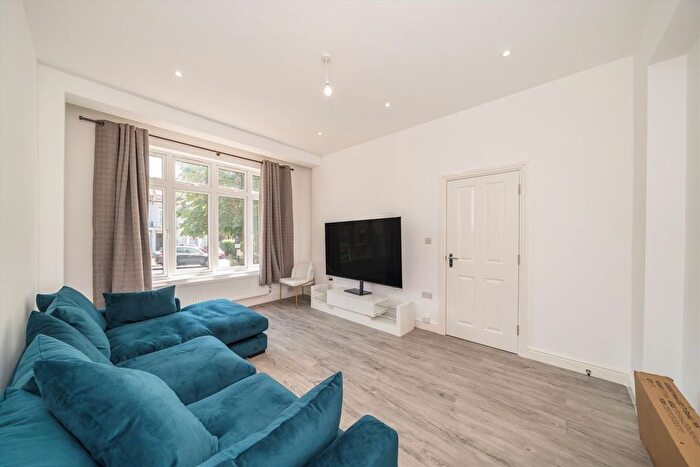 4 Bedroom Property To Rent In Mitcham Lane, London, SW16