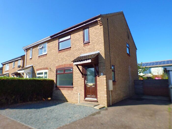 3 Bedroom Semi-Detached House For Sale In Suffield Close, NR15