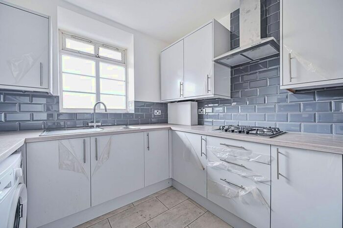 3 Bedroom Flat To Rent In Cresset Road, Hackney, London, E9
