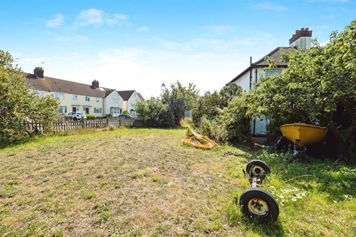 3 Bedroom Semi-Detached House For Sale In Wennington Road, Rainham, RM13