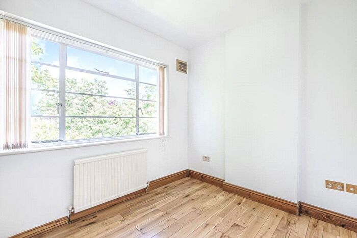 2 Bedroom Apartment To Rent In Ossulton Way, London, N2