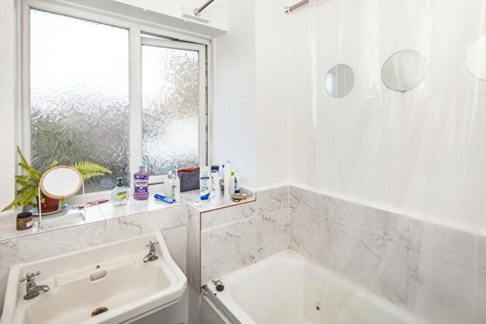 3 Bedroom Flat To Rent In Shenley Road London, SE5