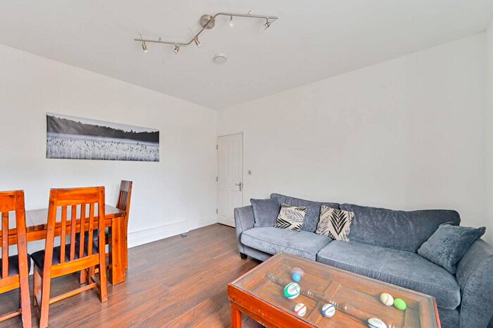 3 Bedroom Flat To Rent In Kennington Park Road, Oval, London, SE11