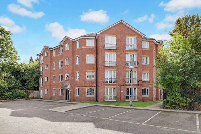 2 Bedroom Flat For Sale In Marmion Road, Nottingham, NG3