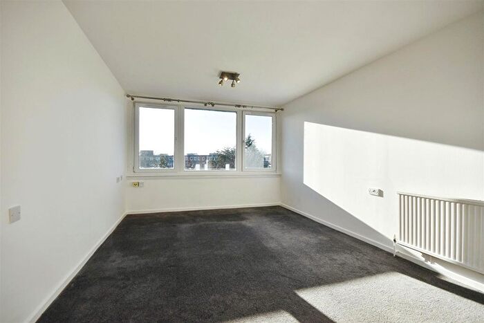 1 Bedroom Flat To Rent In Justin Close, Brentford, TW8