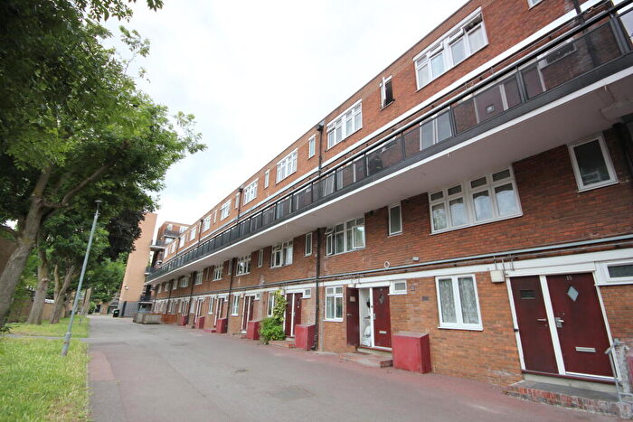 4 Bedroom Maisonette For Sale In Marden Square, London, SE16