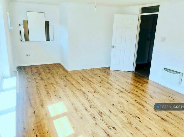 1 Bedroom Flat To Rent In Ashwood Avenue, Rainham, RM13
