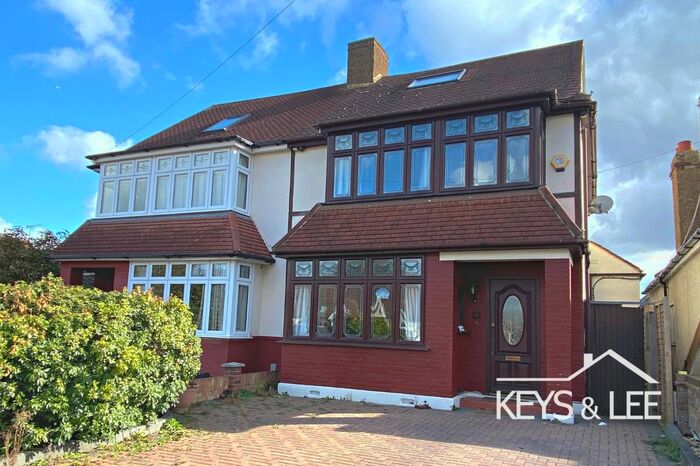 4 Bedroom Semi-Detached House To Rent In Hamlet Road, Collier Row, Romford, RM5