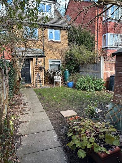 2 Bedroom Flat To Rent In Mead Avenue, Langley, Slough, SL3