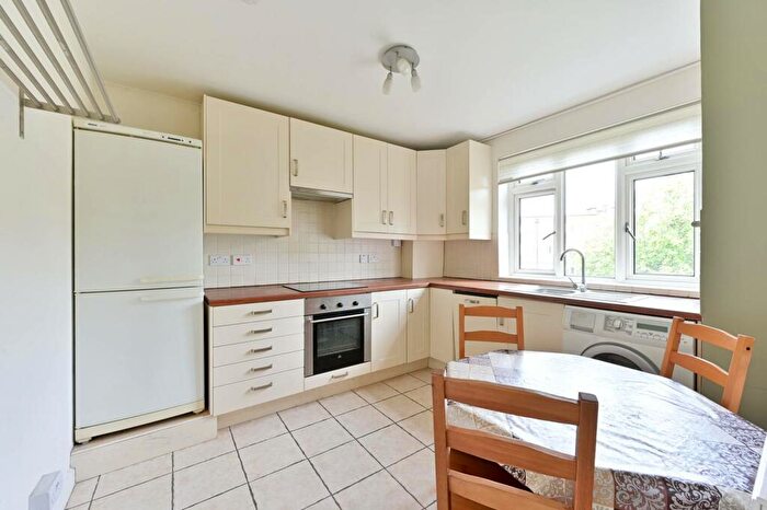 2 Bedroom Flat To Rent In Queensmere Court, Barnes, London, SW13