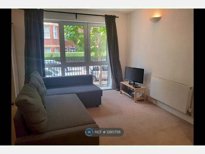 Studio To Rent In Lurline Gardens, London SW11