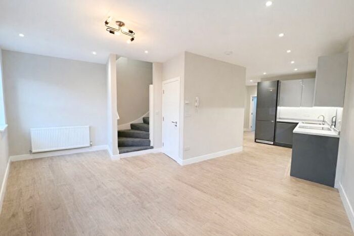 2 Bedroom Flat To Rent In Cricklewood Lane, London, NW2