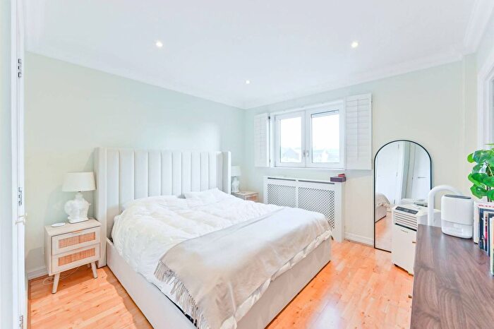 2 Bedroom Flat To Rent In Plantation Wharf, Battersea, London, SW11
