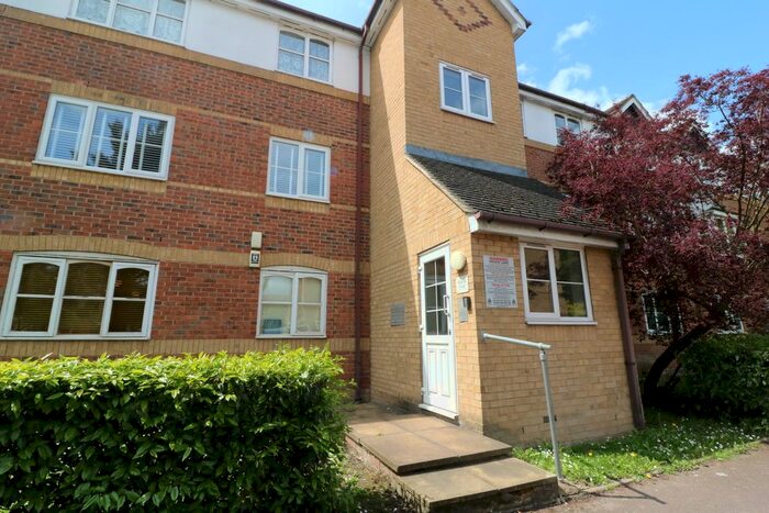 2 Bedroom Flat To Rent In Donald Woods Gardens, London, KT5