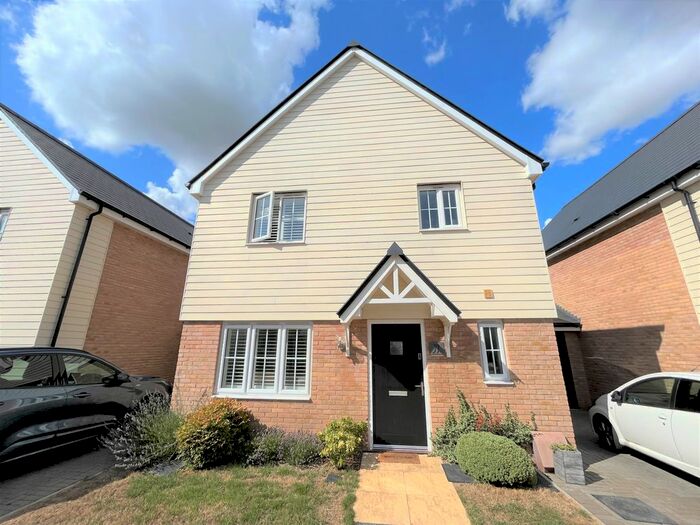 3 Bedroom Detached House To Rent In Alice Gardens, Rochford, SS4