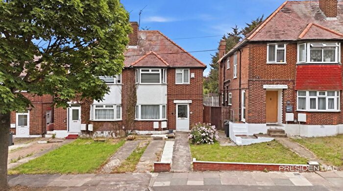 2 Bedroom Maisonette For Sale In Claybury Broadway, Clayhall, IG5