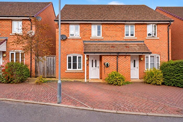 3 Bedroom Semi-Detached House For Sale In Avian Avenue, Curo Park, Frogmore, St. Albans, AL2