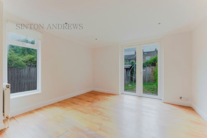 2 Bedroom Flat To Rent In Egerton Gardens, Ealing, W13