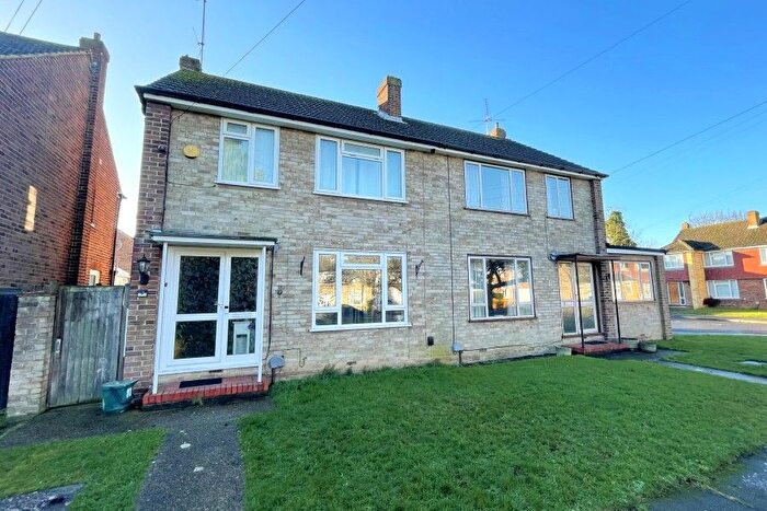 3 Bedroom Semi-Detached House To Rent In Byfleet, Surrey, KT14