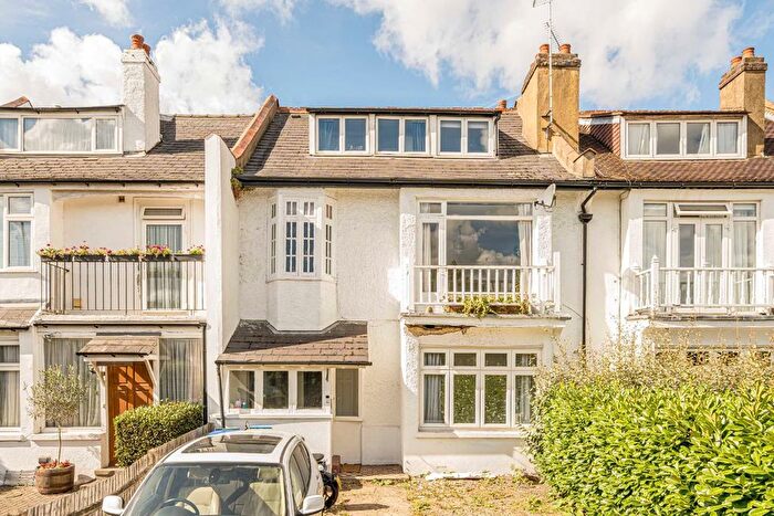 2 Bedroom Flat To Rent In Elmers Drive, Teddington, TW11