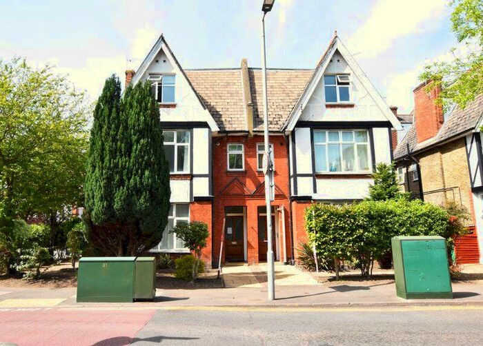Flat To Rent In Berrylands Road, Surbiton, KT5