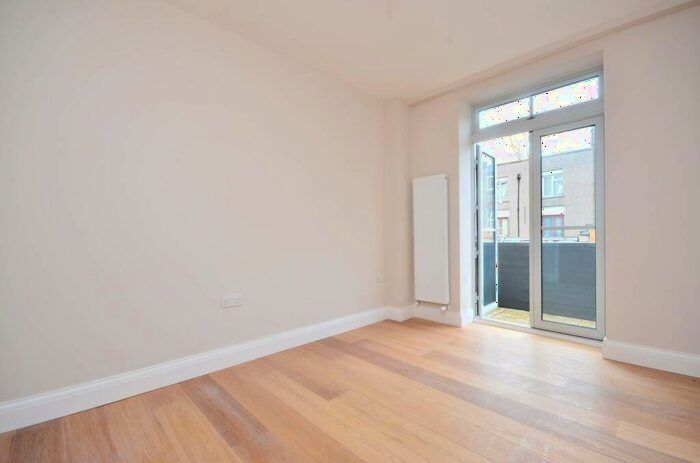 2 Bedroom Flat To Rent In Choumert Road, Peckham, London, SE15