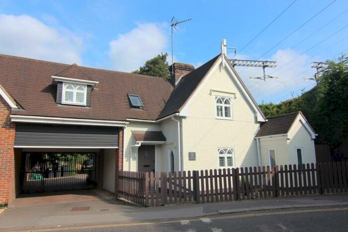 2 Bedroom Link Detached House To Rent In Whitchurch Road, Pangbourne, Reading, RG8
