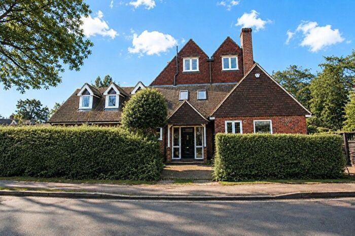 5 Bedroom Semi-Detached House To Rent In West Byfleet, Surrey, KT14